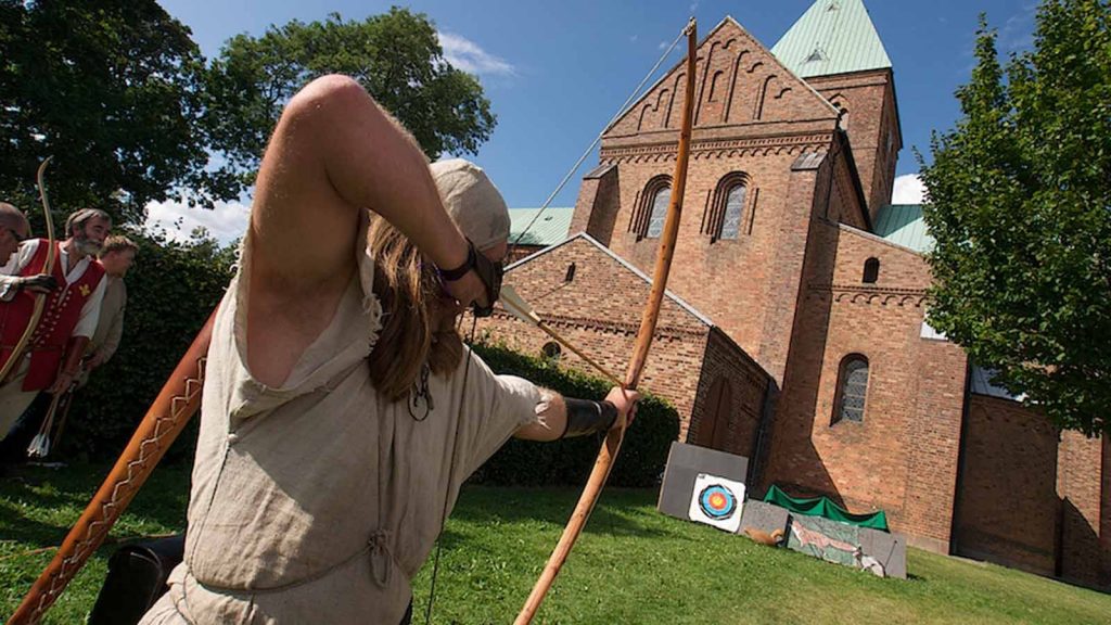 Bueskytte træner foran Sct. Bendts Kirke