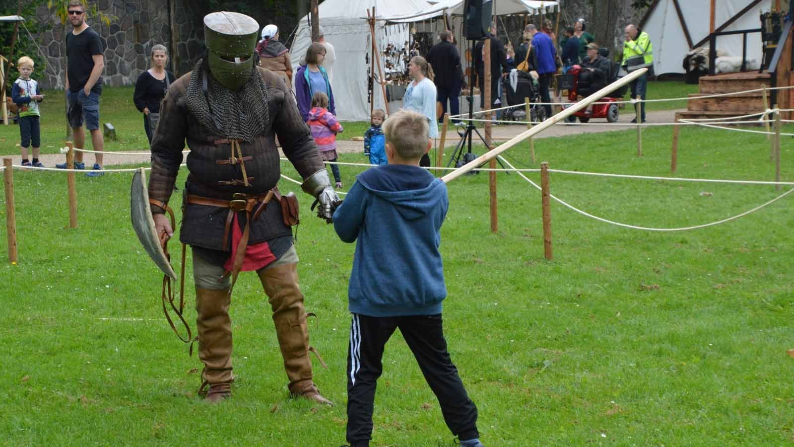 Ridder træner barn i kamp