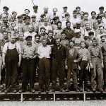 Gruppebillede af medarbejderne på Holbæk Værft 1957
