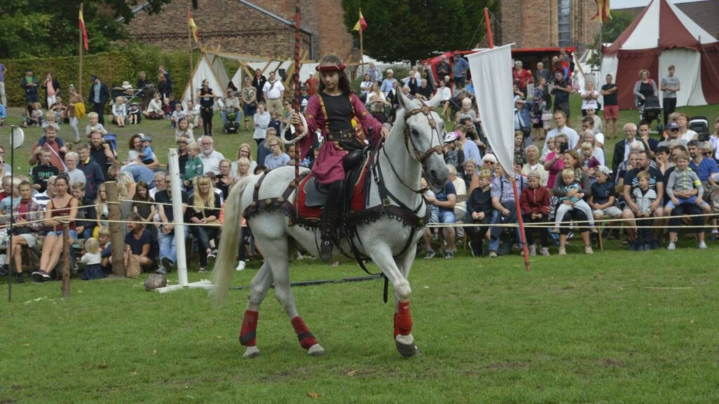 Ringsted middelalder festival_pige på hvid hest