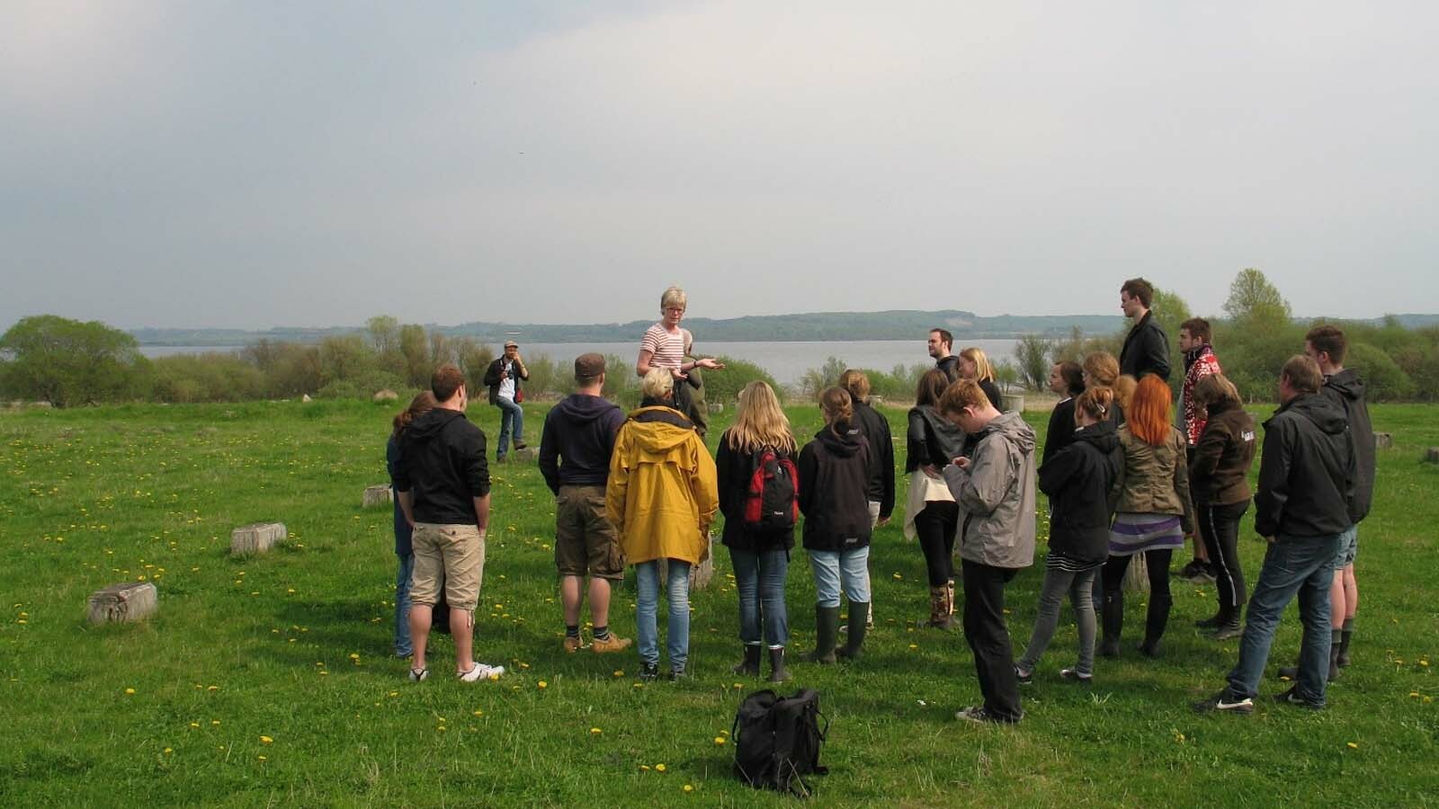 Lisbeth Pedersen introducerer vikingetidens stormandsæde ved vestbredden af mytologiske Tissø for studerende fra Københavns Universitet. Anders Fischer foto 2011.
