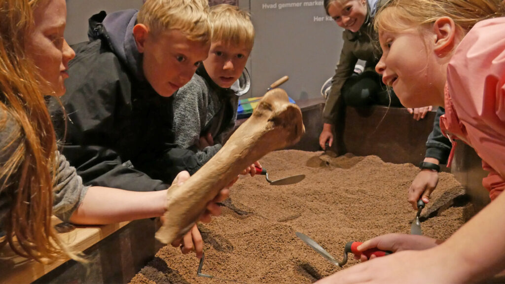 Børn arbejder i ArkæoLab på Holbæk Museum