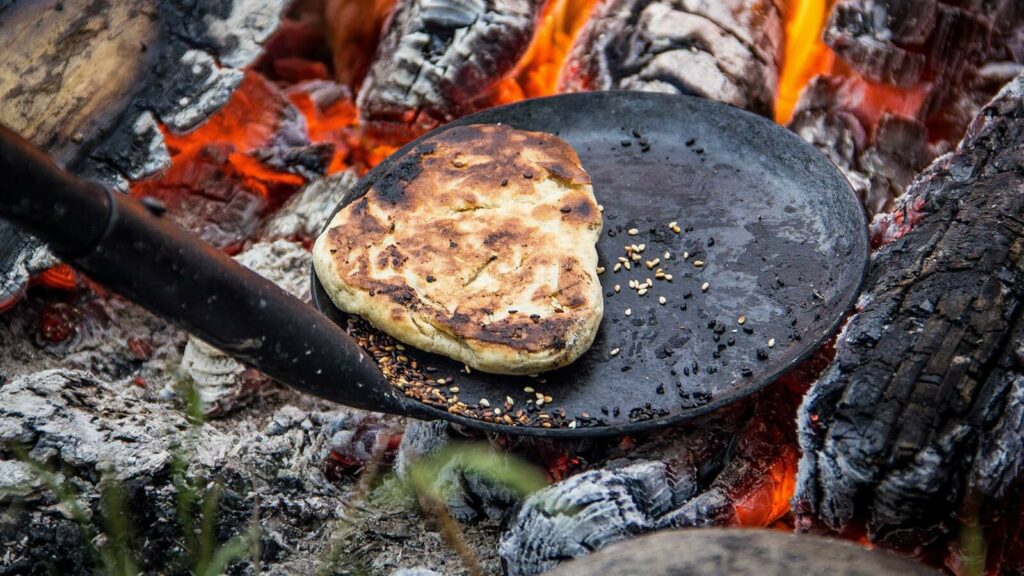 Fladbrød bagt på pande over bål