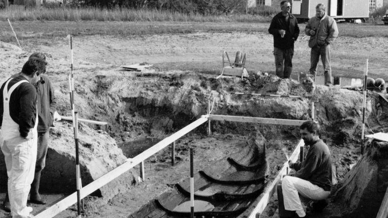 Fra udgravningen af Gislingebåden i Gislinge, nordvest for Holbæk 1993. Foto Holbæk Museum / Nationalmuseet.