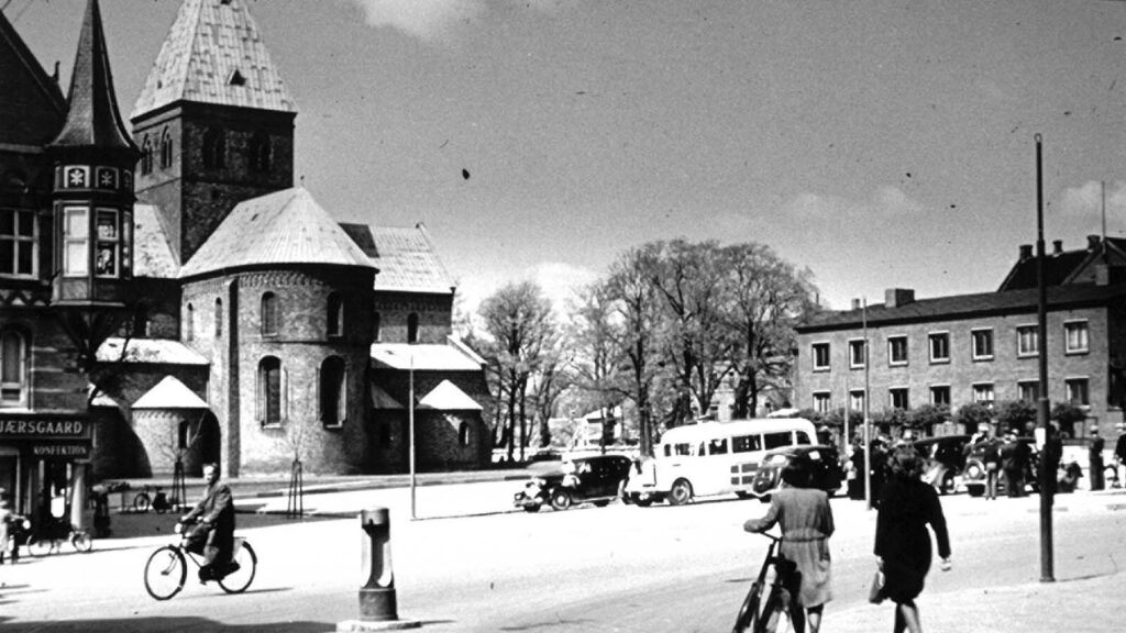 Foto: Ringsted Arkiv: 3 Røde Kors Bus På Torvet Forår 1945