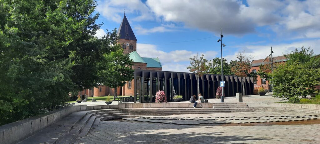 Sommerlys over Sct. Bendts Kirke og Tingstedet