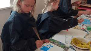 Børn maler billeder