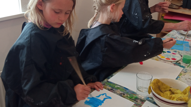 Børn maler billeder