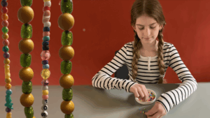 Lili Leger Med Perler Foto MVE