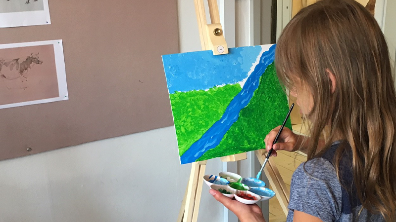 Pige maler et mesterværk