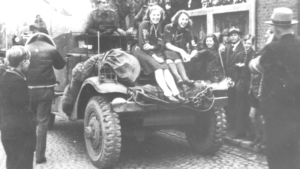 Spejderpiger på kampvogn