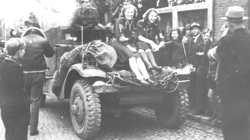 Spejderpiger på kampvogn